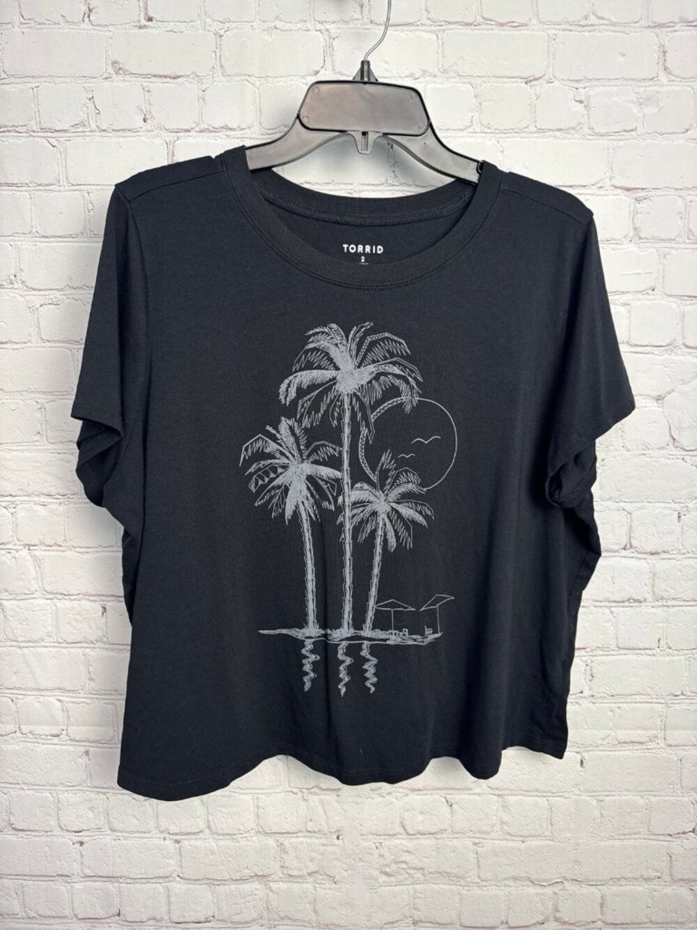 Torrid size 2 x plus black palm tree graphic novelty black top tee vacay chic